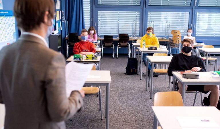 prof negazionisti augurano cancro studenti mascherina