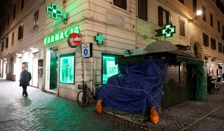 Roma, shopping limitato e ingressi contingentati
