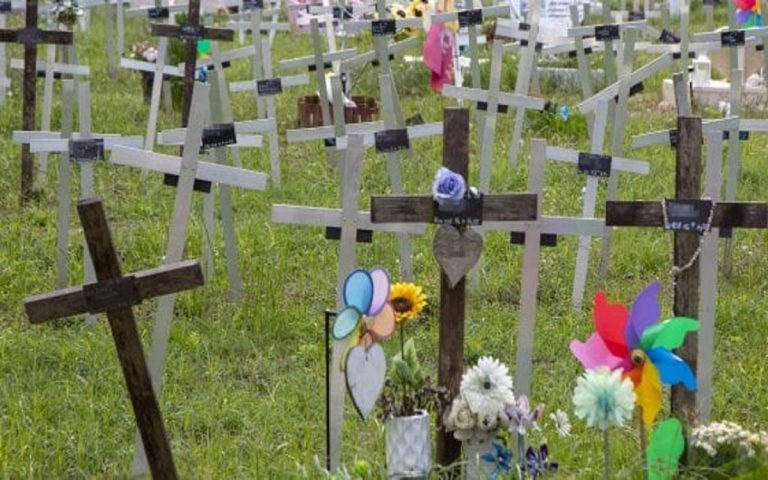 via i nomi da lapidi, delle donne che hanno abortito
