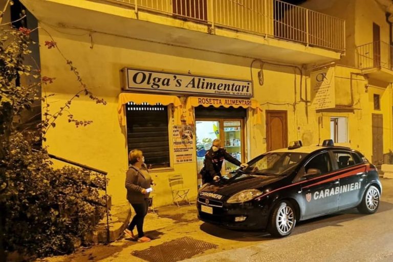 Salumiera offre mangiare migranti