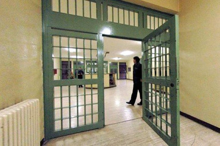 Detenuto dà fuoco al materasso rischiando l'asfissia