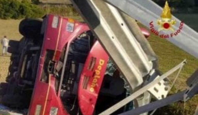 Sardegna bus migranti scarpata