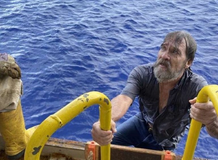 sopravvive a un naufragio restando aggrappato allo scafo della barca per 48 ore