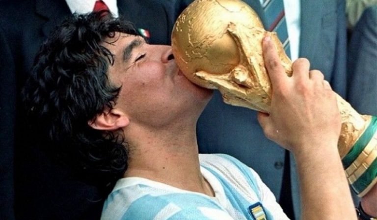 spostato feretro Maradona
