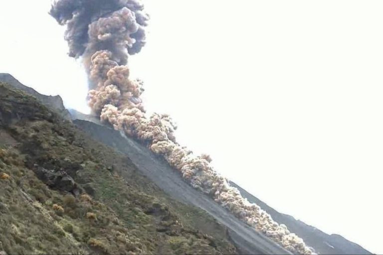 Stromboli esplode vulcano