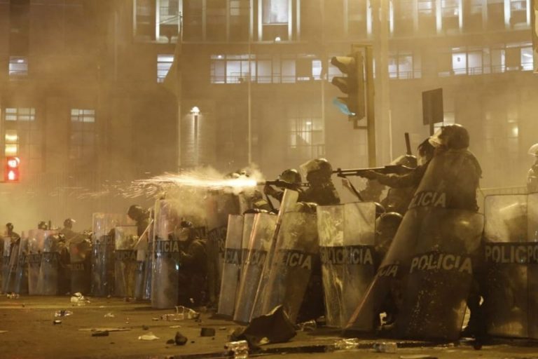 Studente ferito proteste Perù