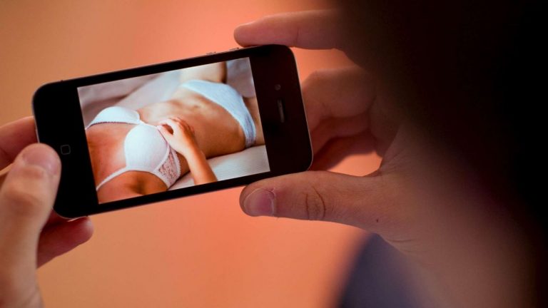 Trapani, foto online senza consenso: denunciati per revenge porn