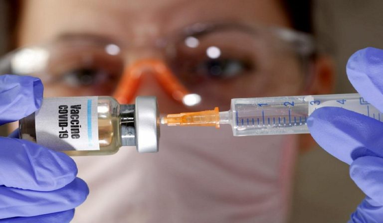 Vaccino Covid, siringhe ordinate da Ue ma non dall'Italia