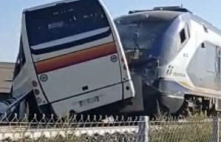 Momenti di paura a Vittoria: treno travolge autobus