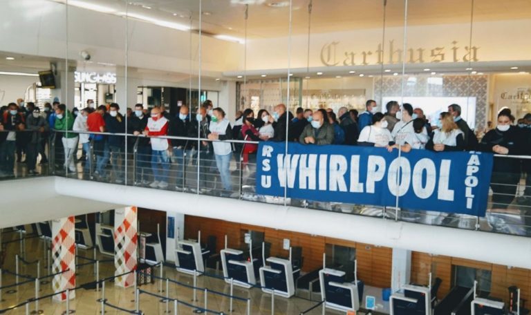 Whirlpool Napoli, protesta degli operai all’aeroporto di Capodichino