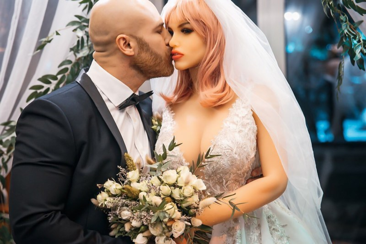 Bodybuilder sposa bambola gonfiabile dopo 8 mesi di fidanzamento