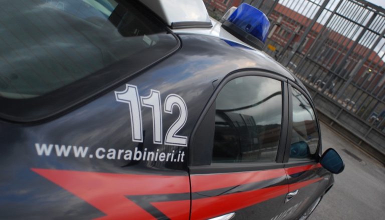 Accoltella la compagna