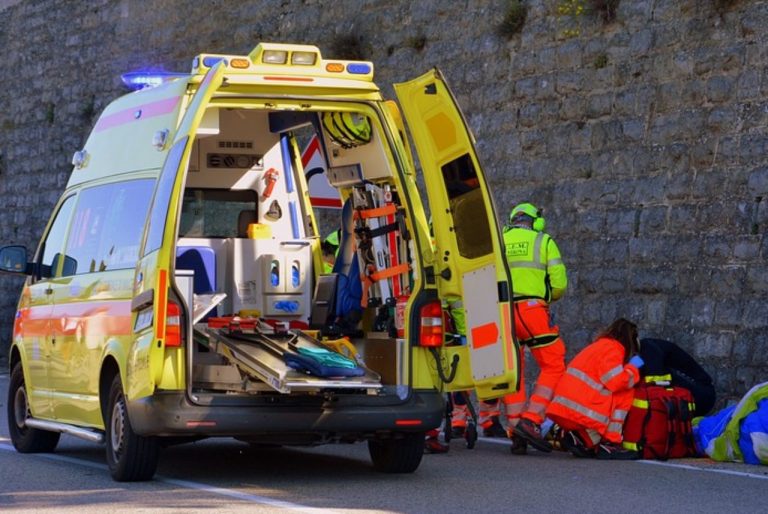 Ambulanza interviene dopo parto in strada
