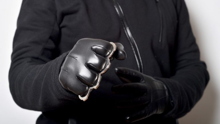 Assolda uomo per picchiare figlio