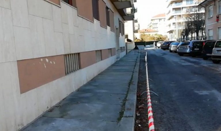 Blocco di cemento si stacca dal cornicione