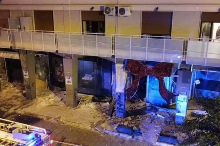 Bomba contro negozi Casoria