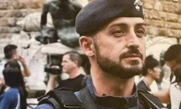carabiniere che ha portato le dosi di vaccino