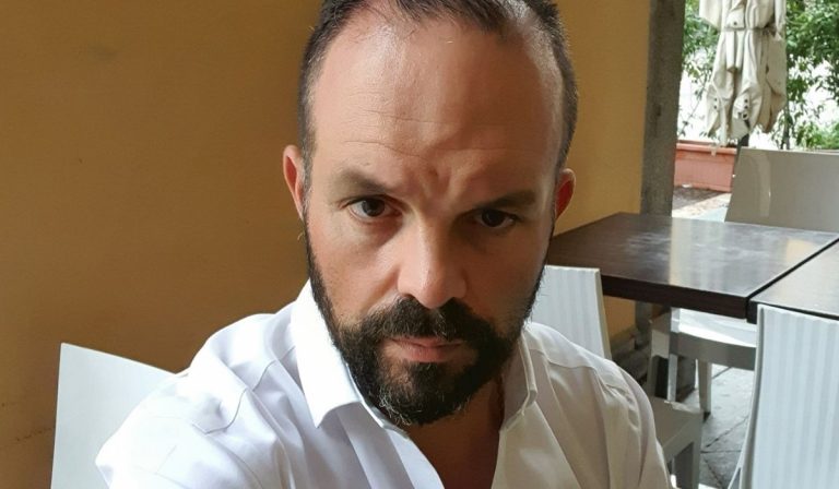 ciclista si schianta contro auto in sosta