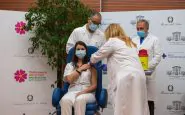 L'infermiera Claudia Alivernini e il vaccino contro il Covid-19