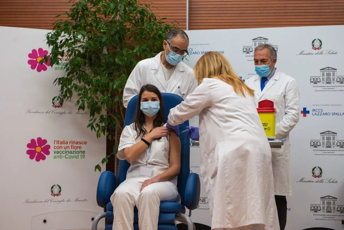 L'infermiera Claudia Alivernini e il vaccino contro il Covid-19