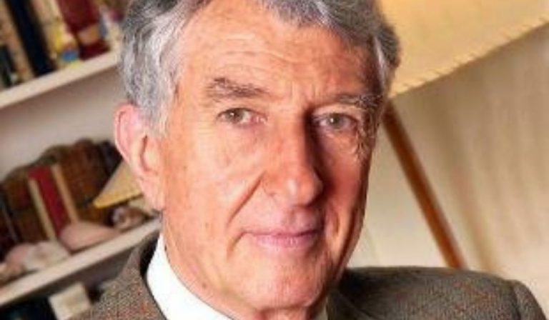 Corrado Augias restituisce legion d'onore