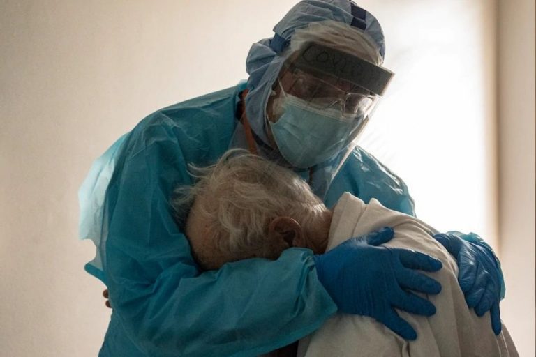 Covid abbraccio medico paziente