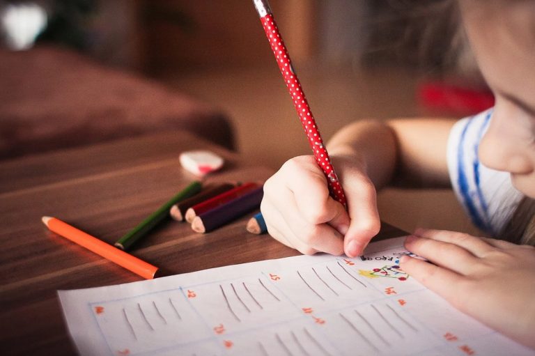 Covid, bambina sospesa da scuola