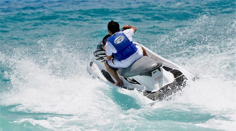 dalla scozia all'isola di man in moto d'acqua per vedere la ragazza, arrestato