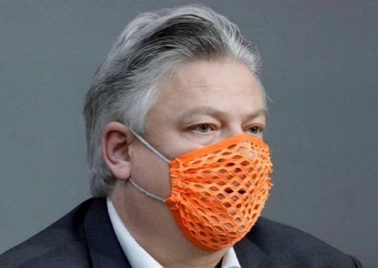 si era presentato in parlamento con la mascherina bucata, ricoverato deputato per covid