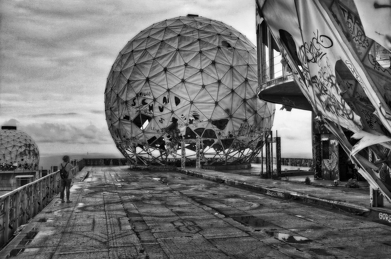 tuefelsberg, la collina artificiale di berlino, nata sulle macerie di una vecchia stazione usa