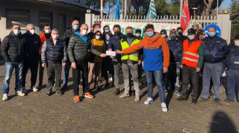Donazione degli operai della Treofan licenziati a Terni