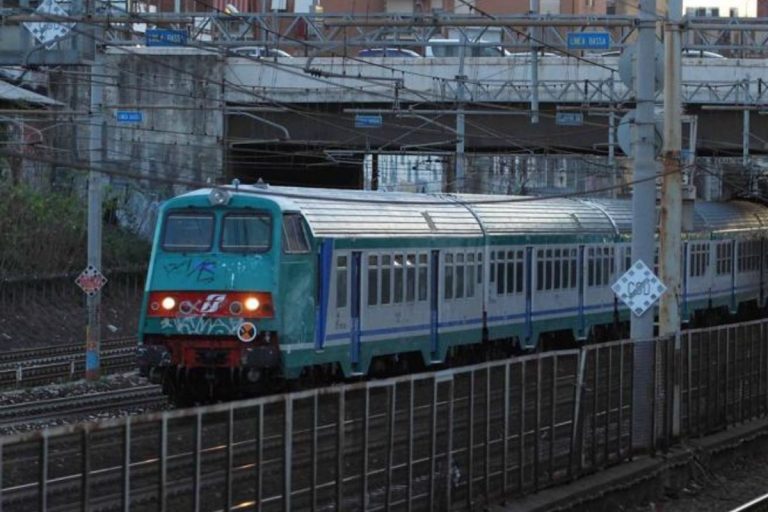 Savona, due immigrati curdi travolti da un treno regionale