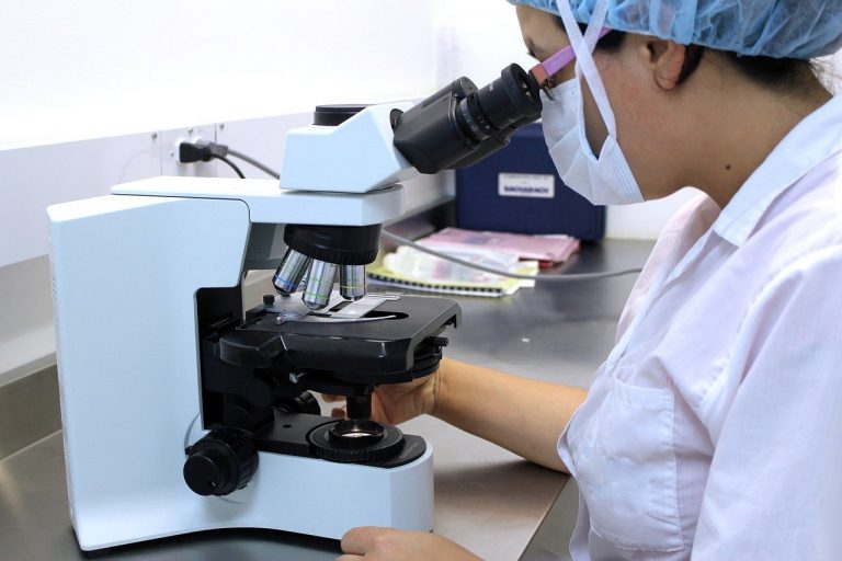 ipotesi allo studio dell'oms, contagiare giovani volontari con il covid per accelerare sulla ricerca