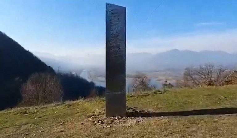 mistero monoliti opera artisti