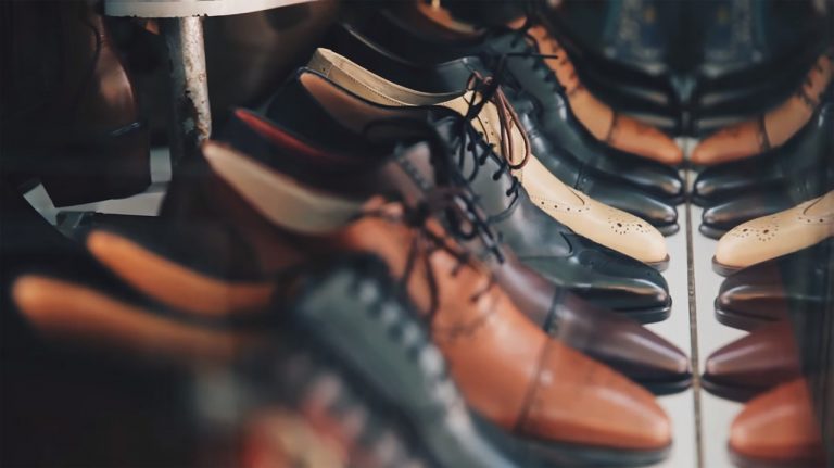 napoli, ladro ruba 50 scarpe sinistre