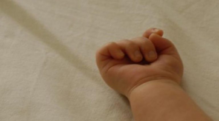 Positiva al virus partorisce al sesto mese e la bimba muore