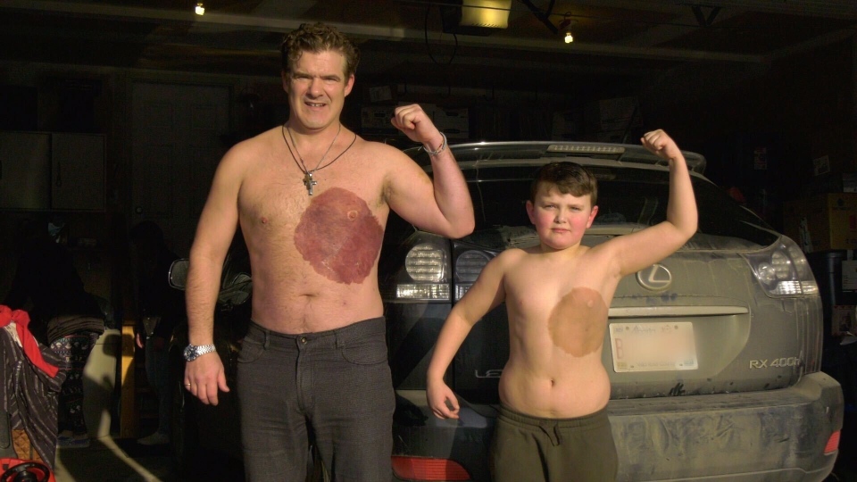 Padre e figlio con lo stesso tatuaggio