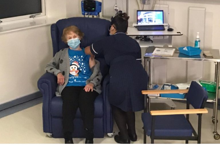 Prima persona vaccinata Regno Unito