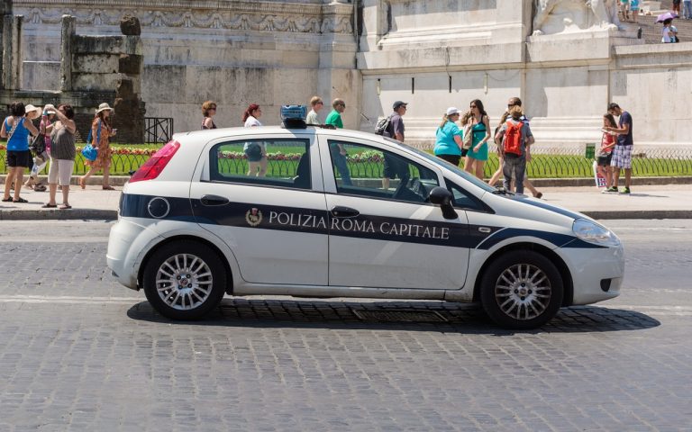 polizia locale roma identifica ragazzini che hanno affittato una casa per fare una festa