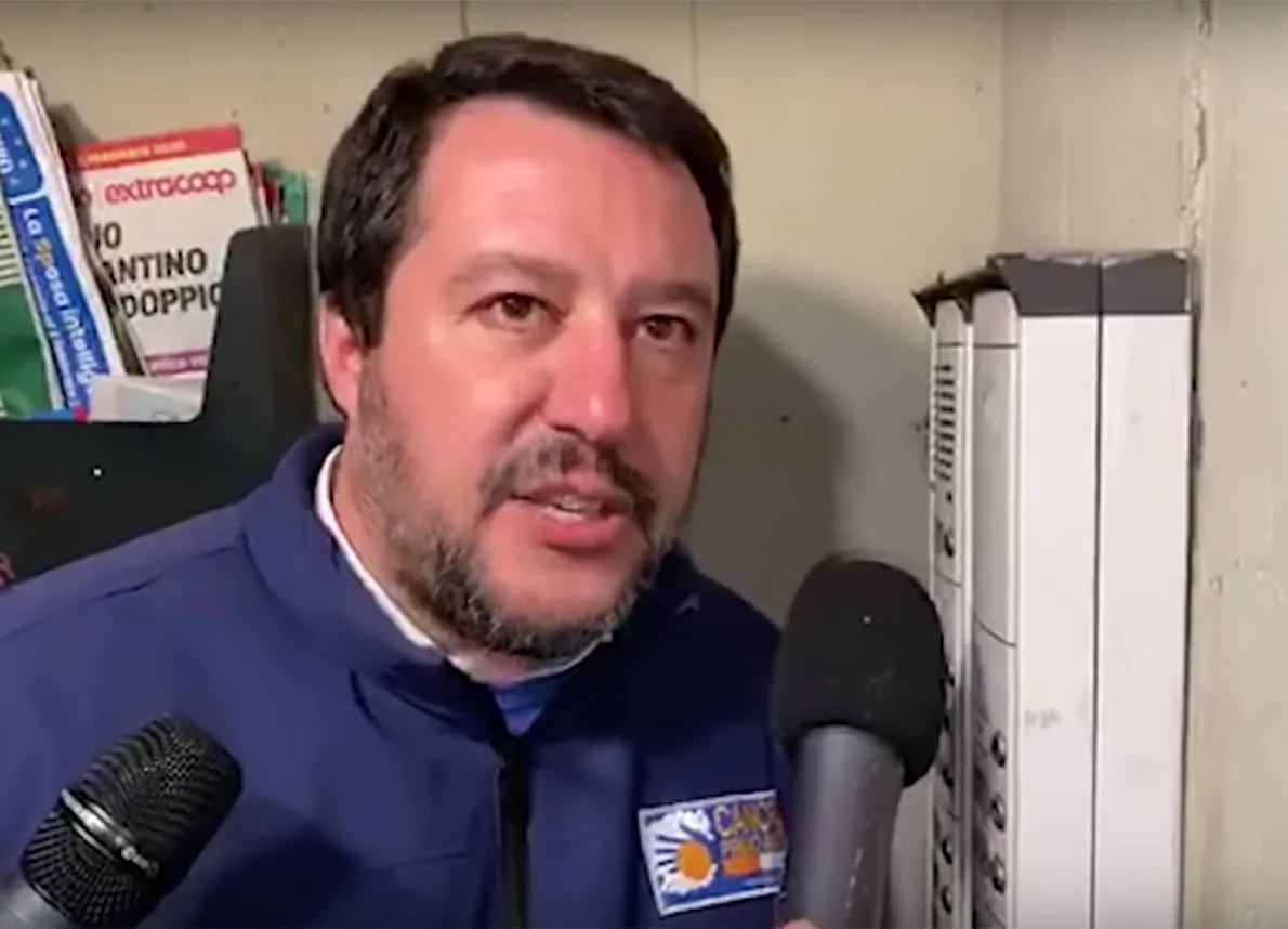 Salvini al citofono col presunto spacciatore: così si spettacolarizza la gogna