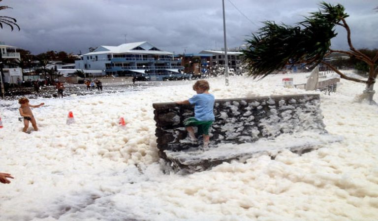 Australia, schiuma in spiaggia: una densa nuvola invade le coste
