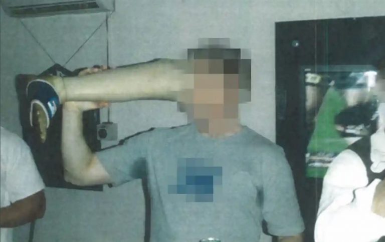 Soldato beve dalla gamba di un talebano morto