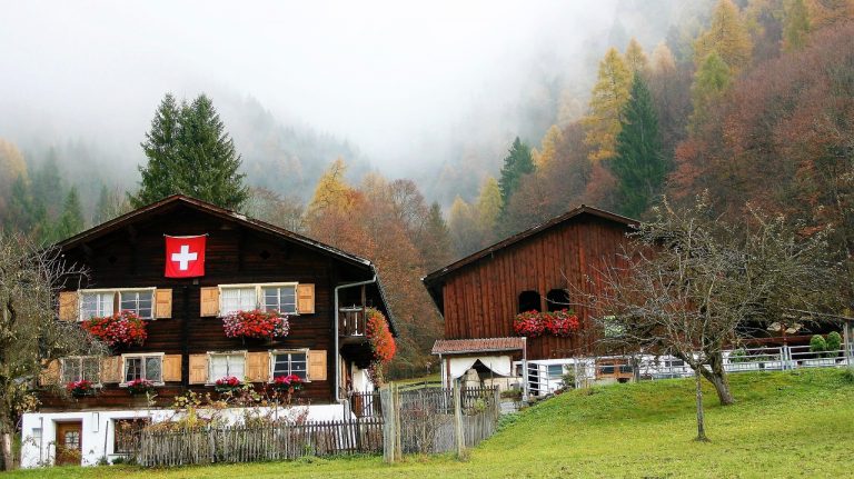 Svizzera, chiusi ristoranti e palestre per arginare l'epidemia di covid