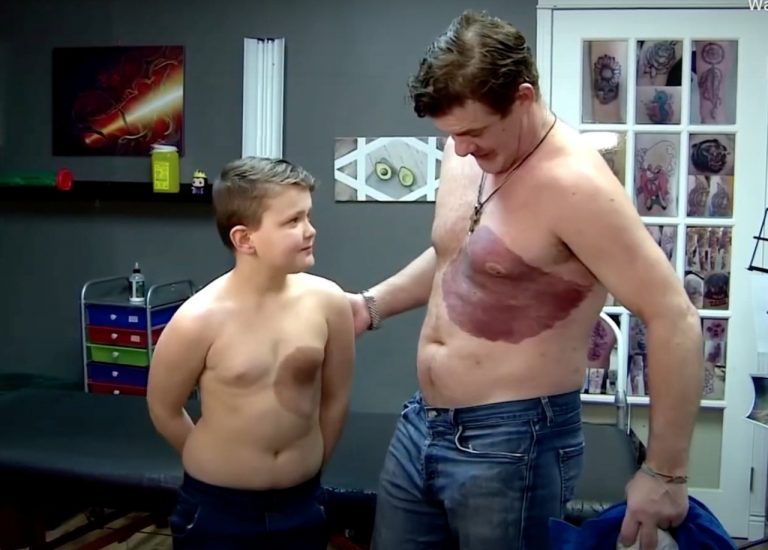 Tatuaggio di padre e figlio con la stessa voglia