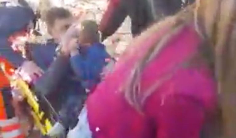 terremoto Croazia abbraccio padre figlio