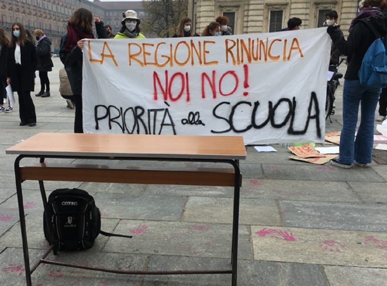 torino-studentessa-denunciata-lezioni-piazza