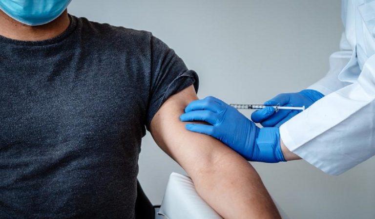Sindaci pro vaccino Covid: "Vogliamo obbligatorietà e patentino"