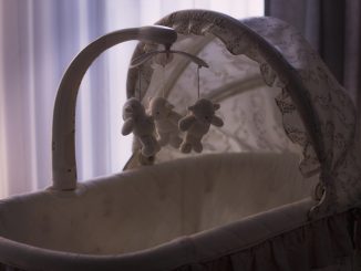 گهواره دختر را رها کنید