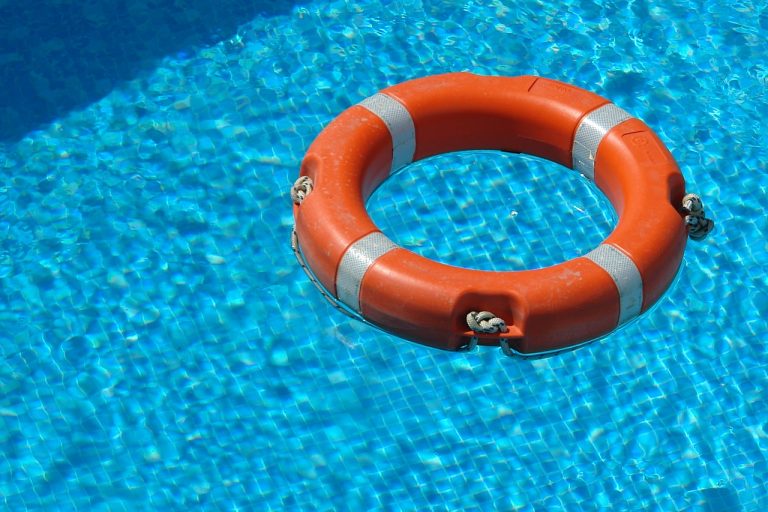 bambina piscina