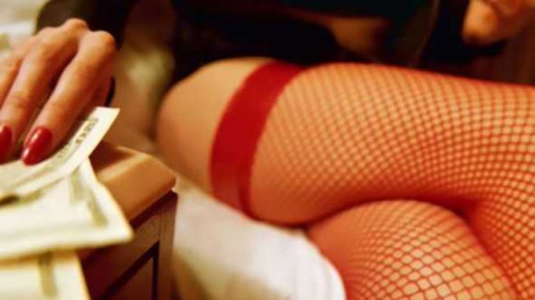 Bidella si prostituisce